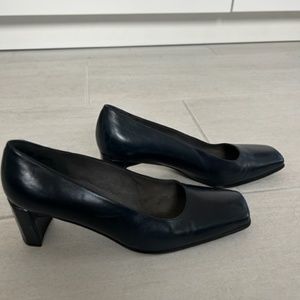 STUART WEITZMAN Square Toe Vintage Block Heel Pump Leather 8.5 B